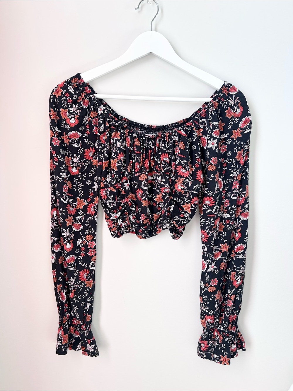 Hollister Floral Long Sleeve Crop Top in Black & Red Size XS